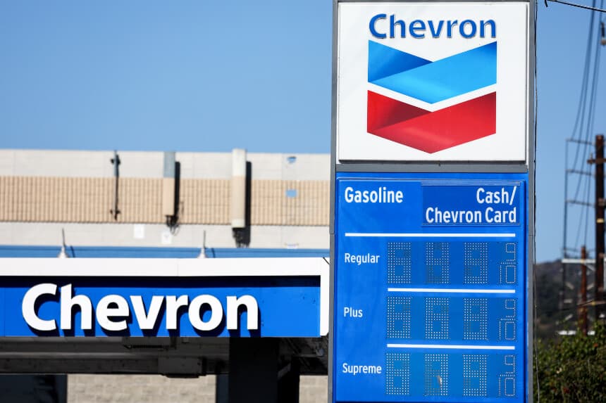 El logotipo de Chevron se muestra junto con los precios de la gasolina en una gasolinera Chevron el 28 de octubre de 2022 en Los Ángeles, California. Chevron registró unos beneficios casi récord, ya que sus ganancias trimestrales aumentaron un 84 %, hasta alcanzar los 11 230 millones de dólares, en medio de una subida de los precios del petróleo durante el trimestre. (Mario Tama/Getty Images)