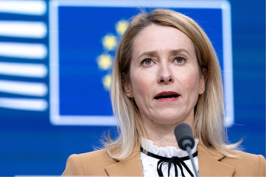 Kaja Kallas, Alta Representante de la Unión para Asuntos Exteriores y Política de Seguridad y vicepresidenta de la Comisión Europea, habla durante una conferencia de prensa tras la reunión de los ministros de Defensa y Asuntos Exteriores de la UE en la sede del Consejo Europeo, el 1 de diciembre de 2025 en Bruselas, Bélgica. (Omar Havana/Getty Images)