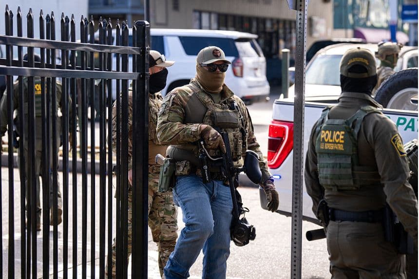 Miembros del Servicio de Inmigración y Control de Aduanas de Estados Unidos (ICE) y de la Patrulla Fronteriza y Aduanas de Estados Unidos (CBP) patrullan cerca de una ferretería Lowe's en Nueva Orleans, Luisiana, el 3 de diciembre de 2025. (Adam GRAY / AFP a través de Getty Images)