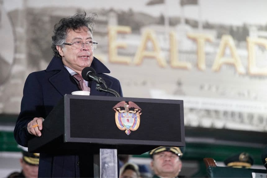 El presidente de Colombia, Gustavo Petro, pronuncia un discurso durante una ceremonia militar para presentar a los nuevos comandantes de las Fuerzas Armadas en Bogotá, el 29 de diciembre de 2025. (Sergio Yate / AFP vía Getty Images)