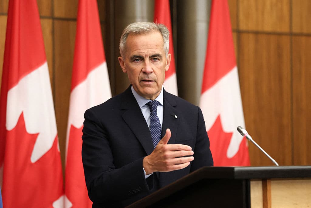 El primer ministro canadiense, Mark Carney, habla durante una conferencia de prensa tras una reunión de gabinete para abordar las negociaciones comerciales con Estados Unidos y la situación en Medio Oriente, en el Teatro Nacional de Prensa de Ottawa, Ontario, Canadá, el 30 de julio de 2025. (DAVE CHAN/AFP vía Getty Images)