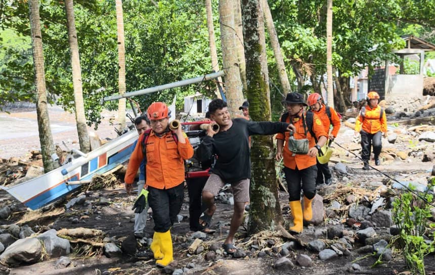 Al menos 16 personas perdieron la vida y otras tres siguen desaparecidas este martes en Indonesia, tras unas inundaciones repentinas registradas el lunes en el norte de las islas Célebes del vasto archipiélago, donde los equipos de ayuda han atendido a unos 22 heridos. (EFE/ Agencia Nacional para Búsqueda y Rescate)