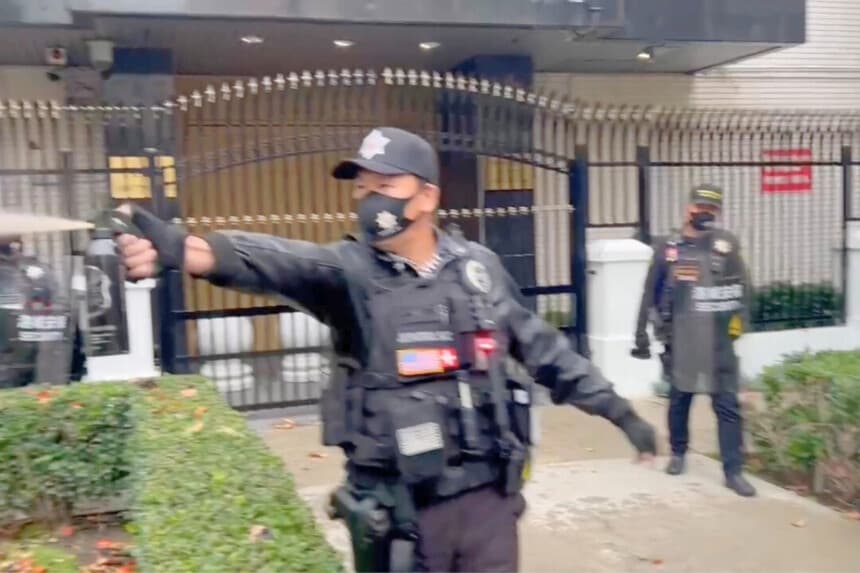 Wu Xian, un guardia de seguridad, dispara spray pimienta contra activistas prodemocracia frente al consulado chino en Los Ángeles el 4 de enero de 2026. (Captura de pantalla vía The Epoch Times).