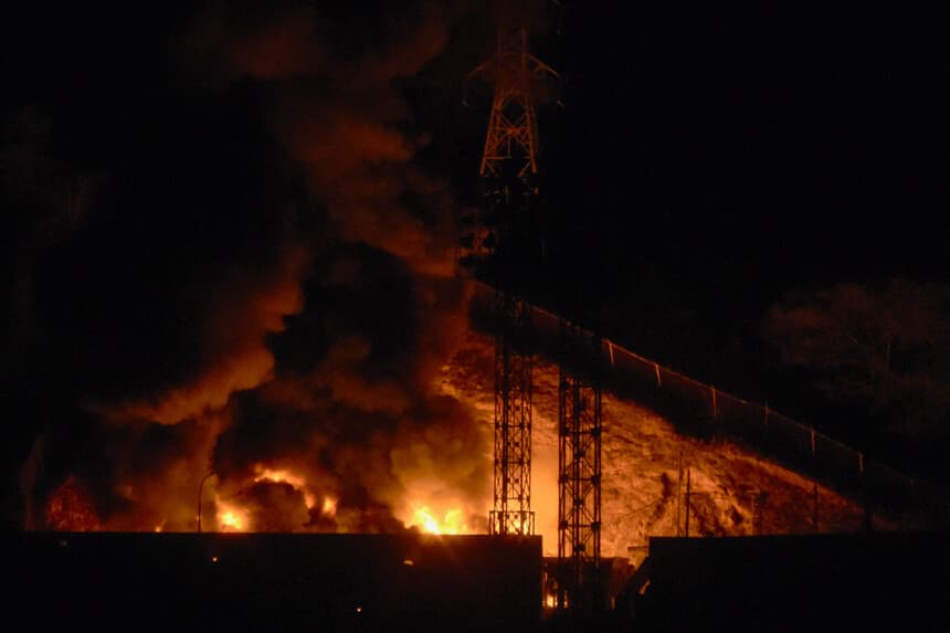 TOPSHOT - Imagen del incendio en Fuerte Tiuna, el complejo militar más grande de Venezuela, tras una serie de explosiones en Caracas el 3 de enero de 2026. Según informó un periodista de la AFP, alrededor de las 2:00 a. m. (0600 GMT) del 3 de enero se escucharon fuertes explosiones en Caracas, acompañadas de sonidos similares a los de aviones sobrevolando la ciudad. Las explosiones se producen después de que el presidente de los Estados Unidos, Donald Trump, quien ha desplegado una fuerza operativa naval en el Caribe, planteara la posibilidad de lanzar ataques terrestres contra Venezuela. (Foto de Luis JAIMES / AFP a través de Getty Images).