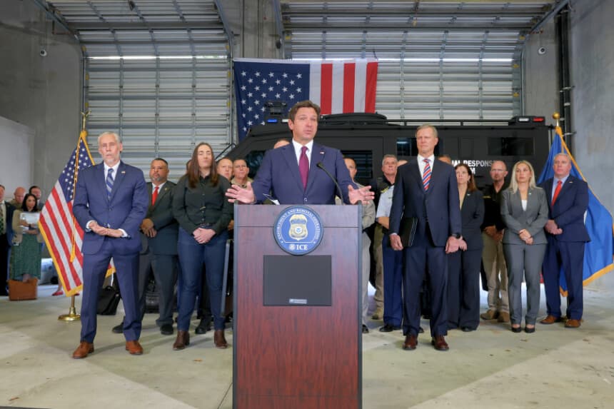 MIRAMAR, FLORIDA - 1 DE MAYO: El gobernador de Florida, Ron DeSantis, habla durante una rueda de prensa celebrada en la oficina de ICE-Enforcement and Removal Operation el 1 de mayo de 2025 en Miramar, Florida. DeSantis habló sobre una operación conjunta de varias agencias para hacer cumplir la ley de inmigración denominada Operación Tidal Wave, que, según ustedes, dio lugar a más de 1100 detenciones en una sola semana en Florida. (Foto de Joe Raedle/Getty Images).
