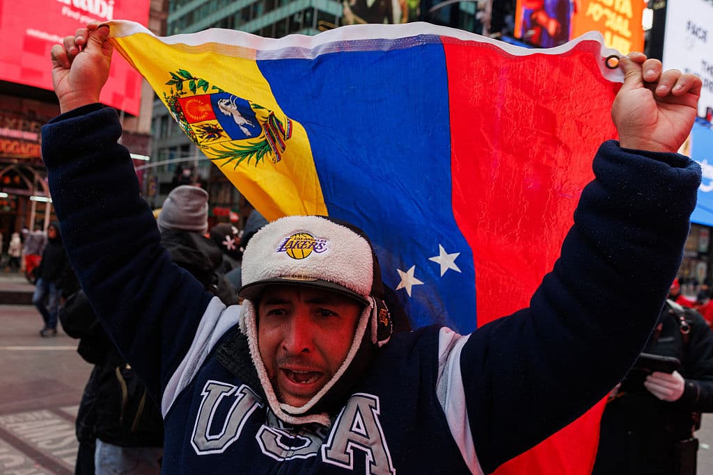 Venezolanos en NYC celebran la destitución de Maduro mientras comparece ante una Corte