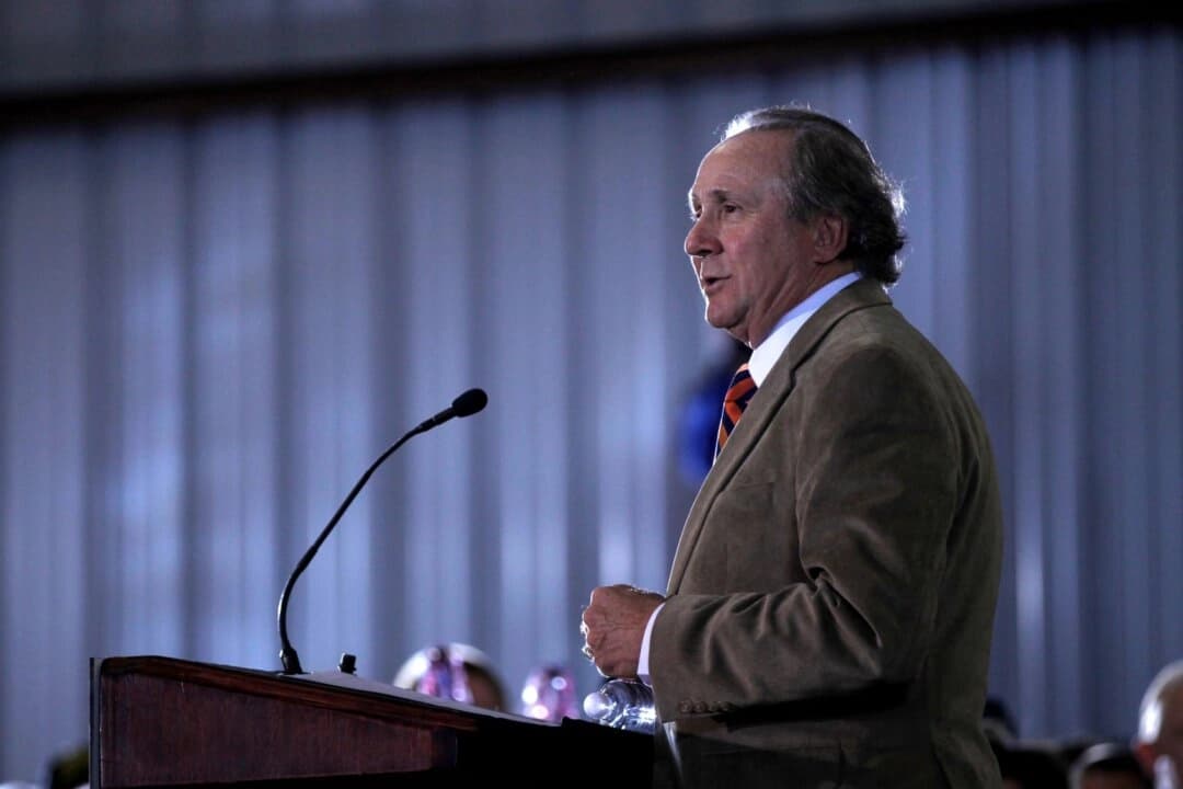 Imagen de archivo de Michael Reagan, hijo del expresidente Ronald Reagan, presentando al candidato presidencial republicano, el ex presidente de la Cámara de Representantes Newt Gingrich, durante una parada de campaña en Pensacola, Florida, el 30 de enero de 2012. (Matt Rourke/AP Photo)