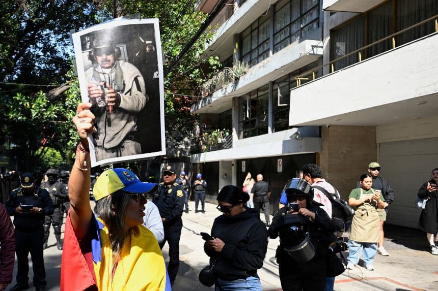 Una mujer que porta una bandera venezolana sostiene una imagen que representa al presidente venezolano Nicolás Maduro mientras celebra frente a la Embajada de los Estados Unidos en la Ciudad de México el 3 de enero de 2026, luego de que las fuerzas estadounidenses capturaran al líder venezolano Nicolás Maduro. (Alfredo ESTRELLA / AFP via Getty Images)
