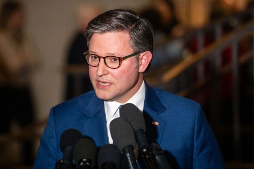 El presidente de la Cámara de Representantes, Mike Johnson (R-La.), habla con la prensa tras una reunión con otros líderes del Congreso y miembros del Gabinete sobre Venezuela, en el Capitolio de Estados Unidos en Washington, el 5 de enero de 2026. (Madalina Kilroy/The Epoch Times)