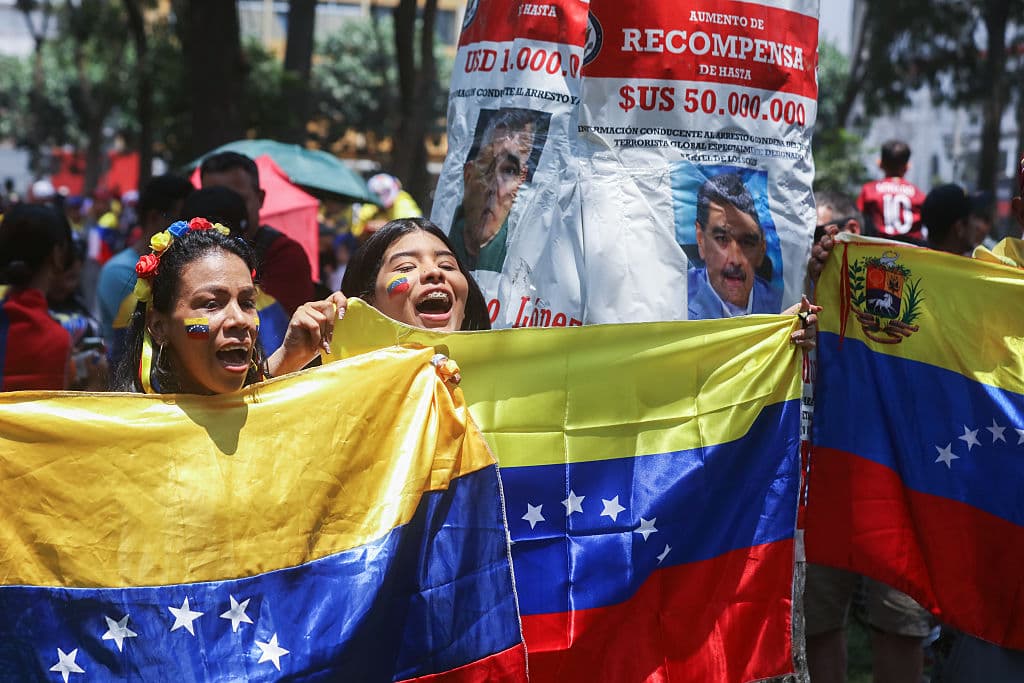 Ciudadanos venezolanos en Perú celebran durante una manifestación tras la confirmación de la captura de Nicolás Maduro esta madrugada en Caracas, el 3 de enero de 2026, en Lima, Perú. (Foto de Mariana Bazo/Getty Images)