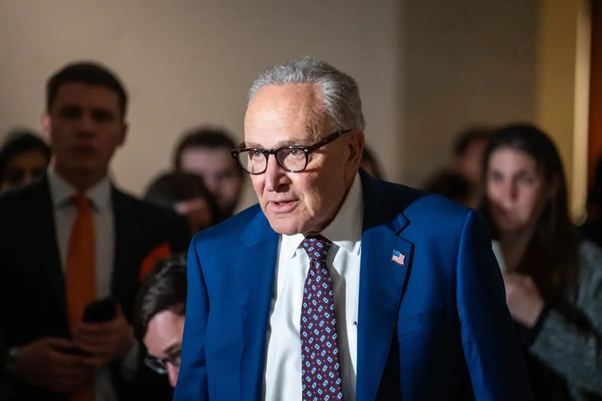 El líder de la minoría del Senado, Chuck Schumer (D-N.Y.), habla con periodistas en Washington, el 5 de enero de 2026. (Madalina Kilroy/The Epoch Times)