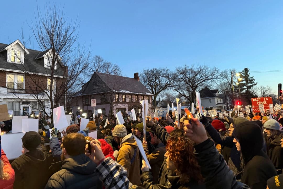 Manifestantes se reúnen durante una vigilia cerca del lugar donde un agente del Servicio de Inmigración y Control de Aduanas disparó y mató a una mujer en Minneapolis el 7 de enero de 2026. (Giovanna Dell'Orto/AP Photo)