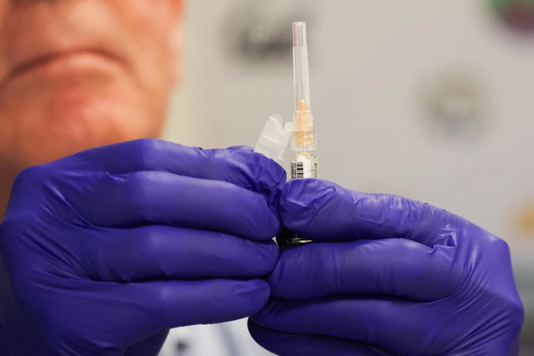 Un farmacéutico prepara una vacuna en Los Ángeles el 24 de octubre de 2025. (Patrick T. Fallon/AFP vía Getty Images)