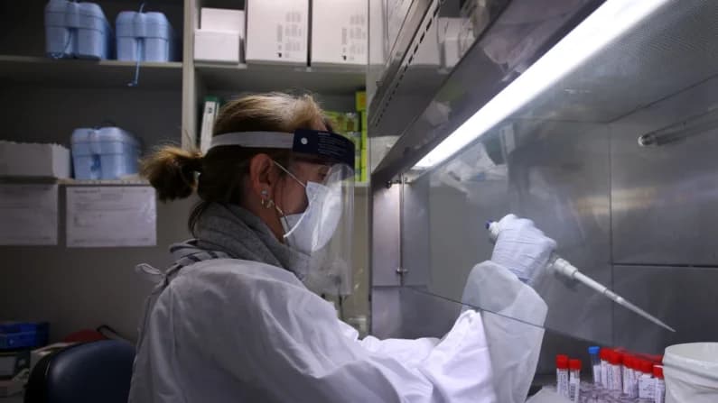 Descubren 32 genes relacionados con el COVID prolongado: Científicos australianos