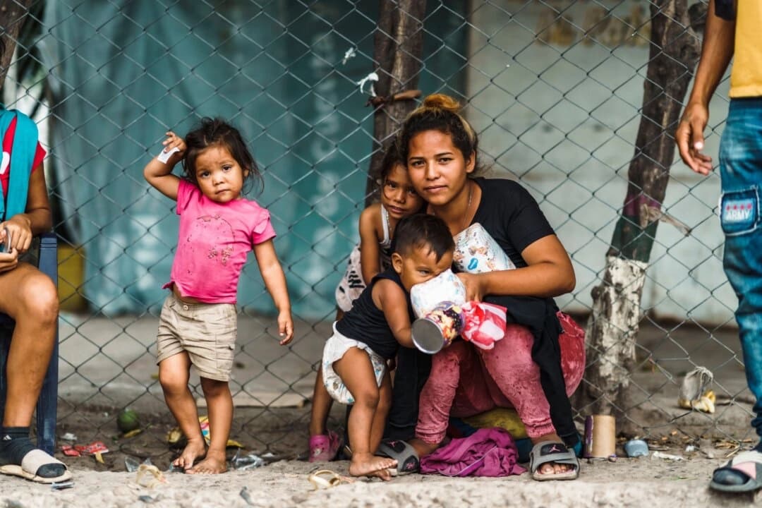 Esta familia venezolana caminó durante 15 días para llegar a la frontera con Colombia, en 2022. (bgrocker/Shutterstock)