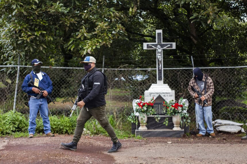 Miembros del grupo de autodefensa Pueblos Unidos realizan tareas de vigilancia para proteger las plantaciones de aguacate, azotadas por los cárteles de la droga que dominan la zona, en Ario de Rosales, estado de Michoacán, México, el 8 de julio de 2021. Los campesinos se han organizado contra el acoso de los narcotraficantes, cuya violencia se ha intensificado en el país. (ENRIQUE CASTRO/AFP vía Getty Images)