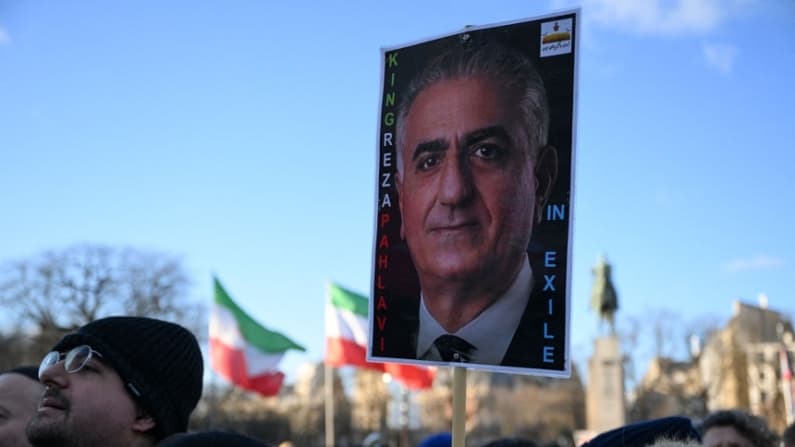 Régimen iraní corta las comunicaciones mientras el príncipe exiliado promueve protestas