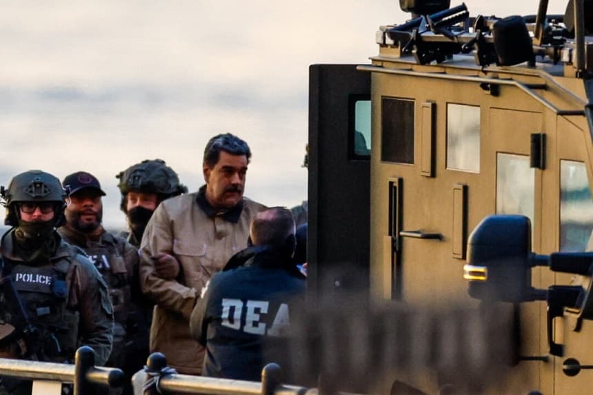 El presidente venezolano Nicolás Maduro, tras su captura, llega al helipuerto del centro de Manhattan, de camino al juzgado federal Daniel Patrick Manhattan, donde comparecerá por primera vez para enfrentarse a cargos federales estadounidenses, entre los que se incluyen narcoterrorismo, conspiración, tráfico de drogas, lavado de dinero y otros, en la ciudad de Nueva York, el 5 de enero de 2026. (Eduardo Muñoz/Reuters)
