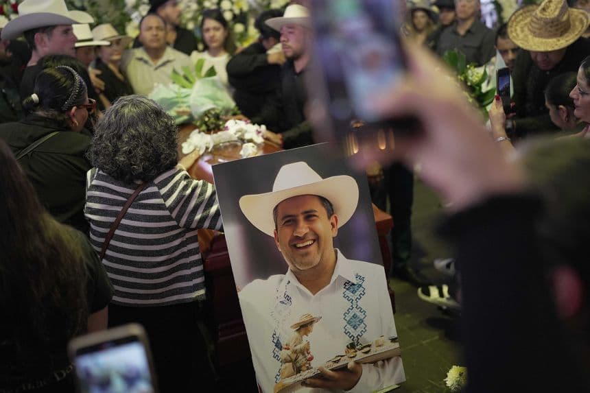 Familiares y amigos asisten al funeral del alcalde Carlos Manzo en el municipio de Uruapan en Michoacán, México. Fotografía de archivo. (EFE/ Iván Villanueva)