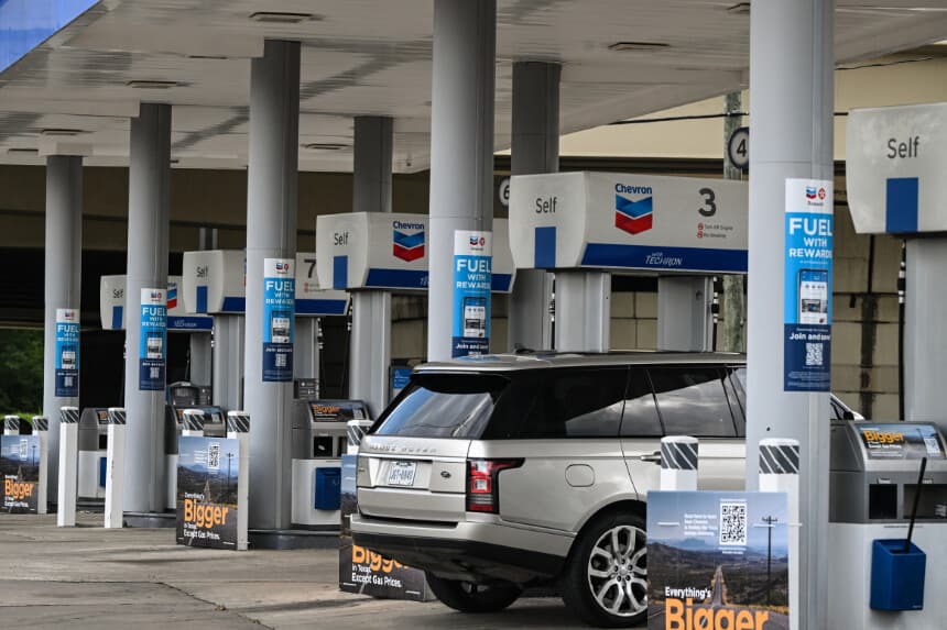 Una gasolinera Chevron en Houston, Texas, el 12 de agosto de 2025. (RONALDO SCHEMIDT/AFP vía Getty Images)