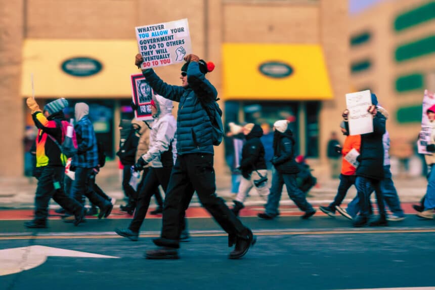 Miles de manifestantes protestan contra las operaciones del Servicio de Inmigración y Control de Aduanas (ICE) en Minneapolis, el 10 de enero de 2026. (John Fredricks/The Epoch Times)