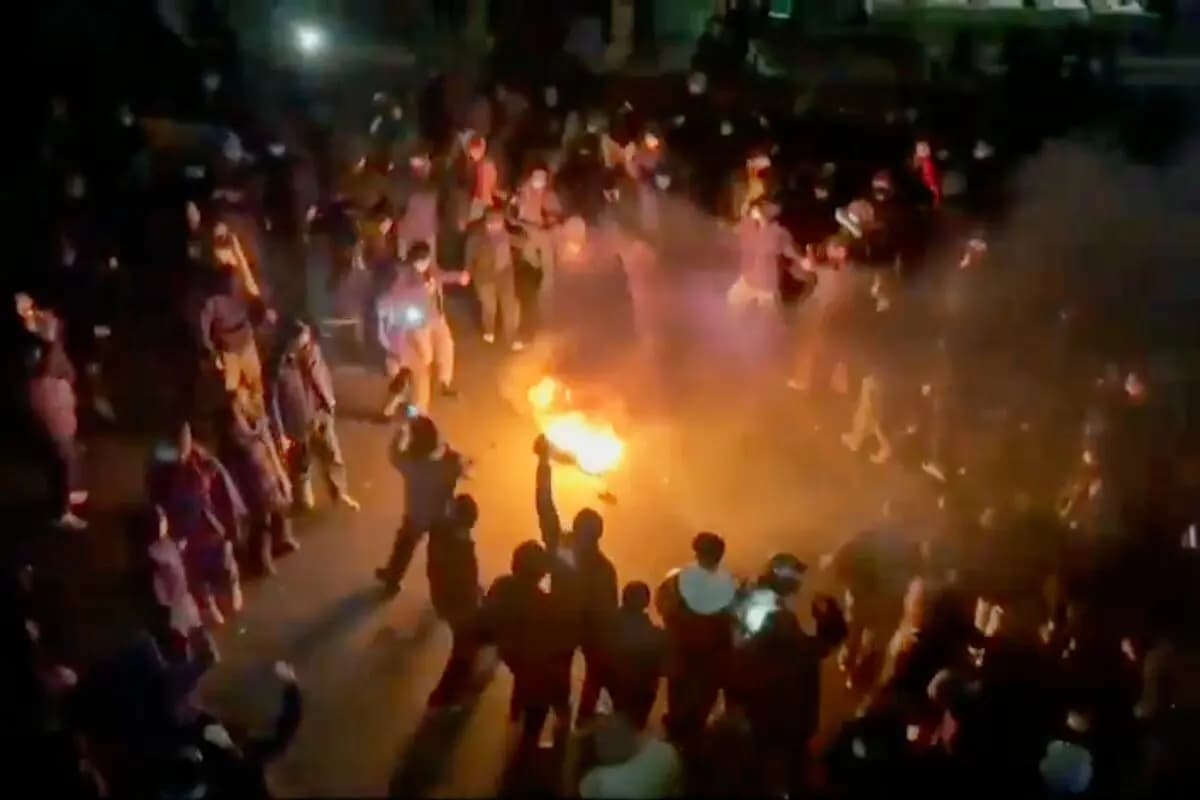 En esta imagen tomada de un video que circula en las redes sociales, se ve a los manifestantes bailando y vitoreando alrededor de una hoguera mientras salen a las calles a pesar de la intensificación de la represión, ya que la República Islámica sigue aislada del resto del mundo, en Teherán, Irán, el viernes 9 de enero de 2026. (UGC vía AP)