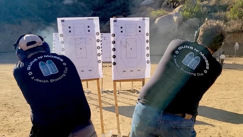 Ataques violentos están impulsando el rápido crecimiento de los clubes de armas para judíos