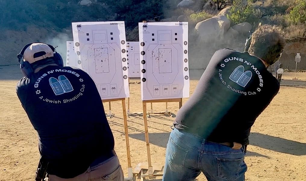 Miembros del club de propietarios de armas judíos, Guns N' Moses, en San Diego, California, practican movimientos estratégicos durante una sesión de entrenamiento reciente. (Cortesía de Guns N' Moses)
