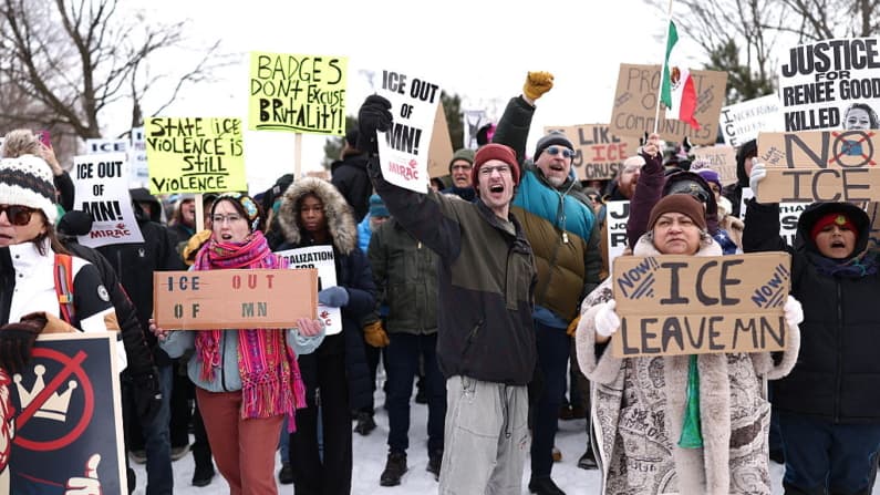 Manifestantes continúan confrontando a los agentes federales de inmigración en Minnesota