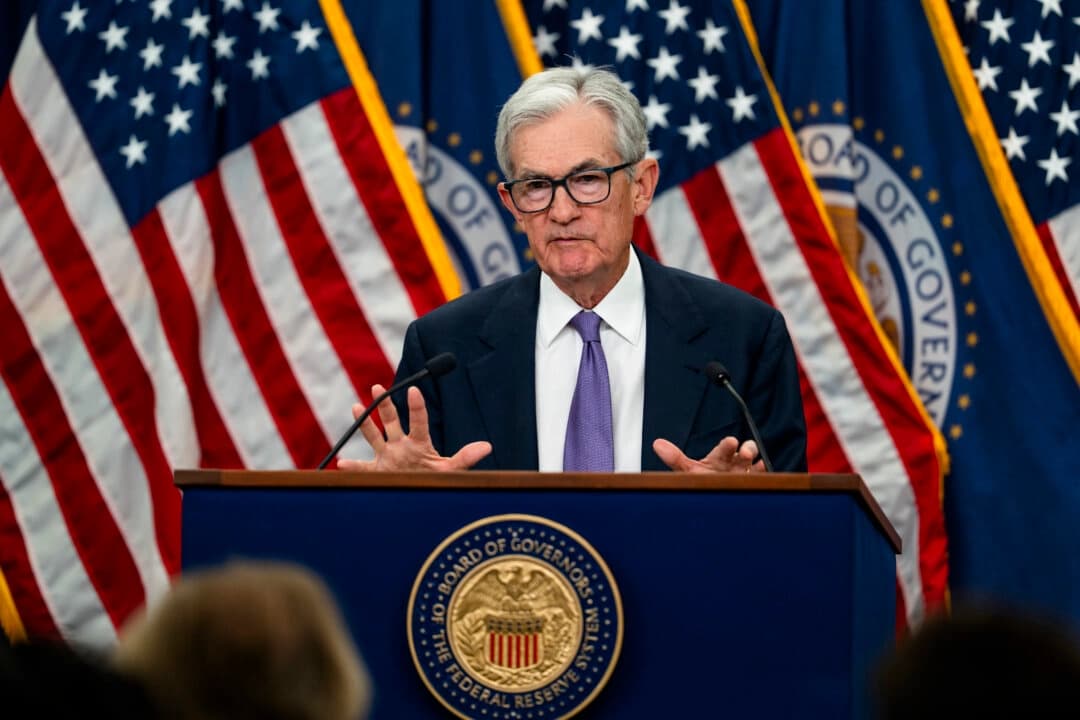 El presidente de la Reserva Federal, Jerome Powell, habla en una conferencia de prensa tras la reunión del Comité Federal de Mercado Abierto (FOMC) en Washington el 29 de octubre de 2025. (Madalina Kilroy/The Epoch Times)
