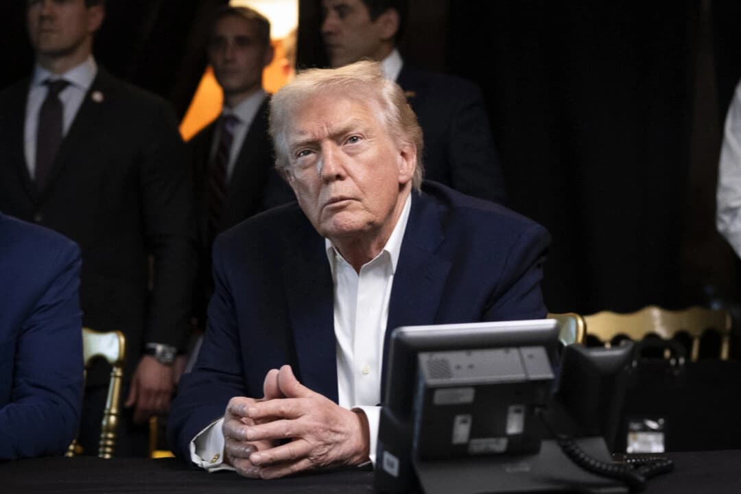Trump dice que Irán busca negociar tras advertencia de intervención militar