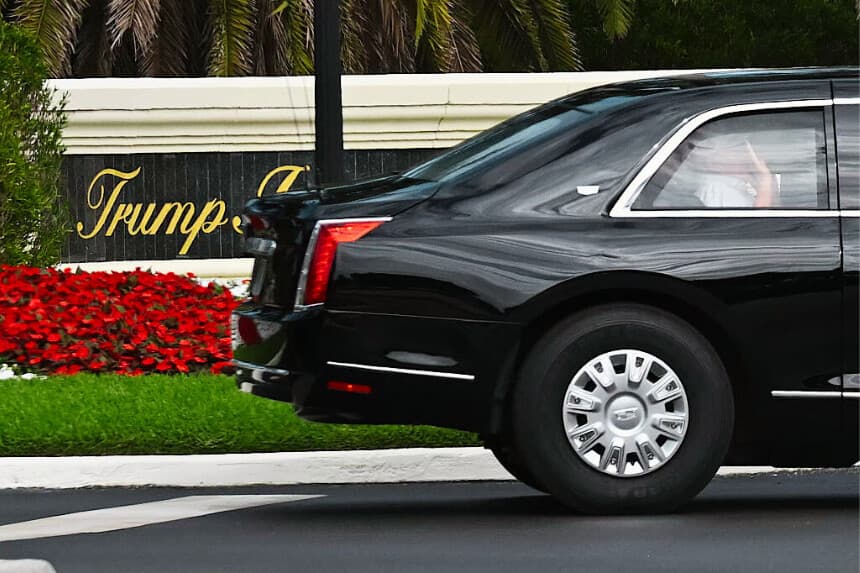 La caravana con el presidente de Estados Unidos, Donald Trump, sale del Trump International Golf Club en West Palm Beach de camino a su club Mar-a-Lago en Palm Beach, Florida, el 23 de diciembre de 2025. (ANDREW CABALLERO-REYNOLDS / AFP a través de Getty Images)