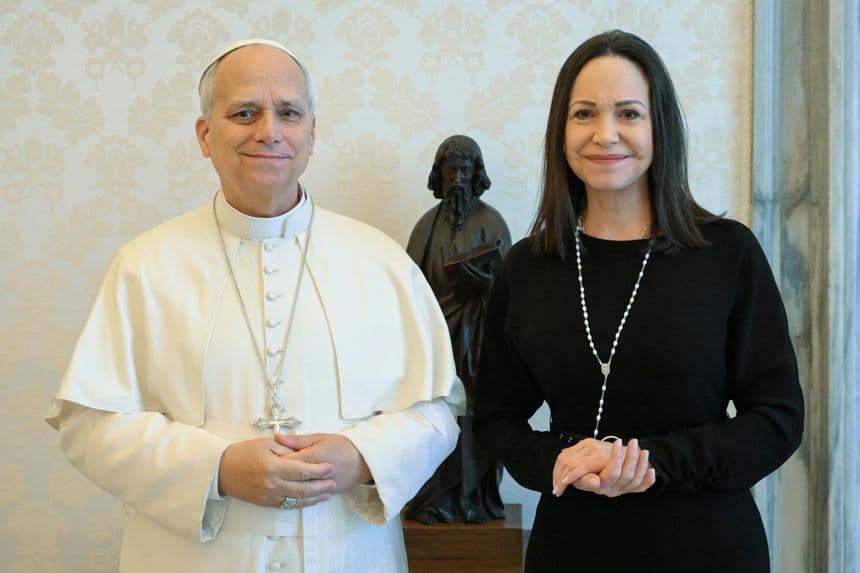 El papa León XIV recibe a la líder opositora venezolana y Nobel de la Paz María Corina Machado, este lunes en el Vaticano. (EFE/ Simone Risoluti/Dicasterio) para la Comunicación Del Vaticano)