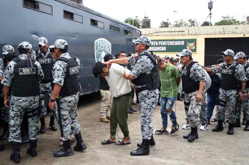 Autoridades de Perú trasladan 55 reos peligrosos a prisión de máxima seguridad en Lima