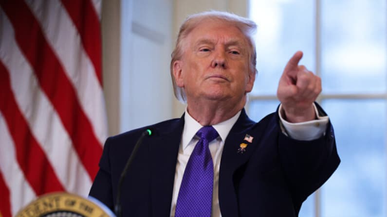 Trump impondrá arancel del veinticinco por ciento a países que negocien con Irán