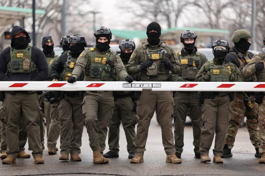 Agentes de la Patrulla Fronteriza de EE. UU. vigilan el edificio federal Bishop Henry Whipple en Minneapolis, Minnesota, el 8 de enero de 2026, un día después de que un agente de ICE matara a tiros a la ciudadana estadounidense Renee Nicole Good, de 37 años, lo que desató protestas e indignación de líderes locales, que rechazaron la versión de la Casa Blanca. (Foto de CHARLY TRIBALLEAU / AFP vía Getty Images).