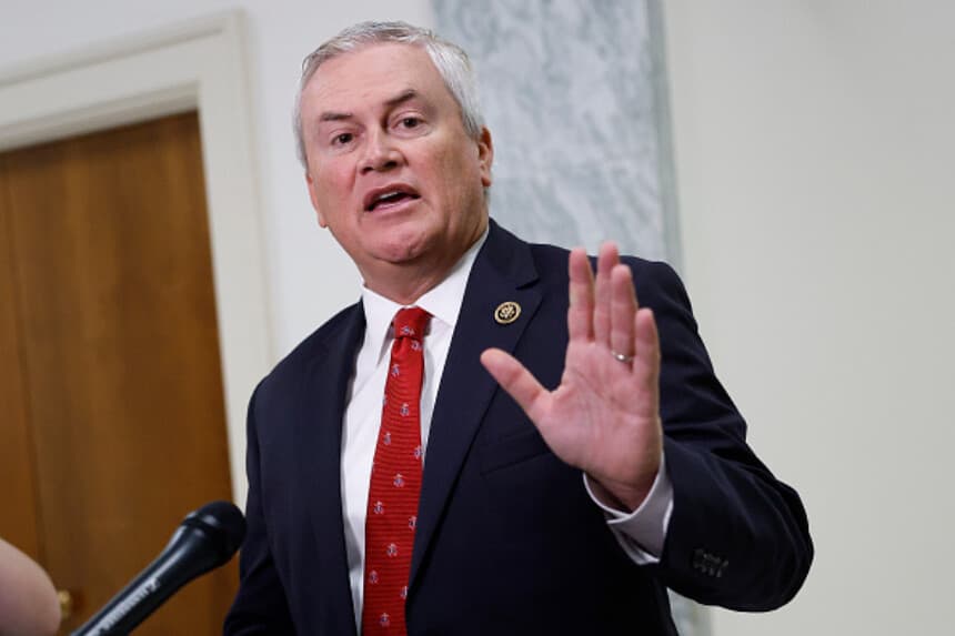 El presidente del Comité de Supervisión de la Cámara de Representantes, el representante James Comer (R-KY), habla con los medios de comunicación sobre la investigación de su comité sobre el estado cognitivo del expresidente Joe Biden, en el edificio Rayburn House Office Building, el 24 de julio de 2025, en Washington D. C. El comité entrevistó al jefe de gabinete de la Casa Blanca bajo la presidencia de Biden, Ron Klain, sobre el estado cognitivo de Biden y su uso del autopen. (Foto de Kevin Dietsch/Getty Images).