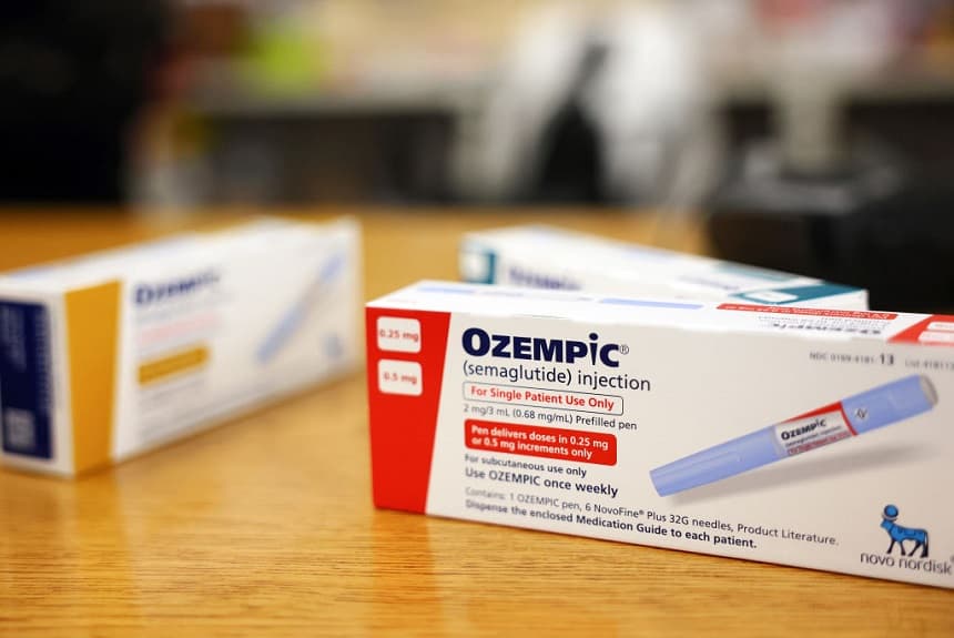 Cajas del medicamento para la diabetes Ozempic sobre el mostrador de una farmacia el 17 de abril de 2023 en Los Ángeles, California. Ozempic fue aprobado originalmente por la FDA para tratar a personas con diabetes tipo 2, que corren el riesgo de sufrir graves consecuencias para la salud si no reciben medicación. (Ilustración fotográfica de Mario Tama/Getty Images)