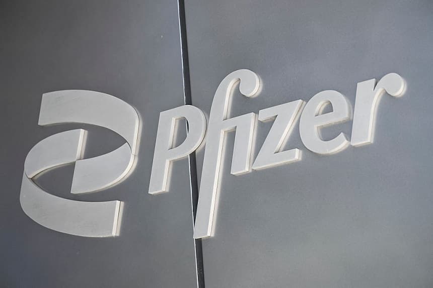 El logotipo de Pfizer se ve fuera de la sede de la empresa el 8 de agosto de 2025 en la ciudad de Nueva York. (ANGELA WEISS/AFP a través de Getty Images)