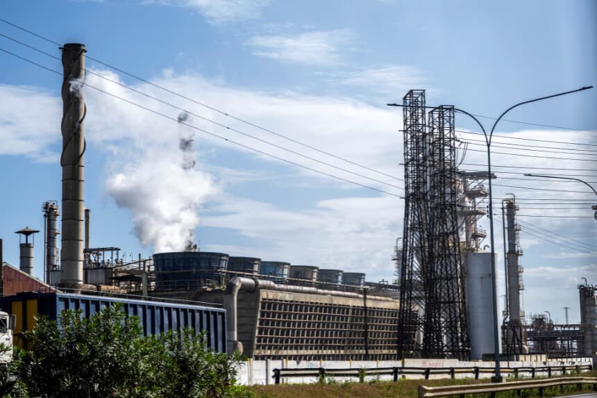 Vista de la refinería El Palito en Puerto Cabello, estado Carabobo, Venezuela, el 11 de enero de 2026. Venezuela anunció a principios de esta semana que está negociando con Estados Unidos la “venta de volúmenes” de petróleo crudo, momentos después de que la administración de Donald Trump dijera que controlaría la comercialización del petróleo venezolano “indefinidamente”. (Foto de Maryorin Mendez / AFP a través de Getty Images).