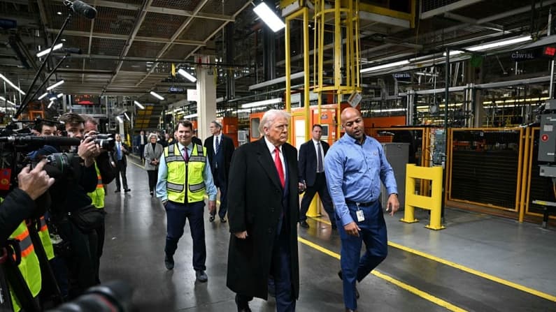 Trump atribuye a los aranceles "éxito increíble" en visita a Detroit