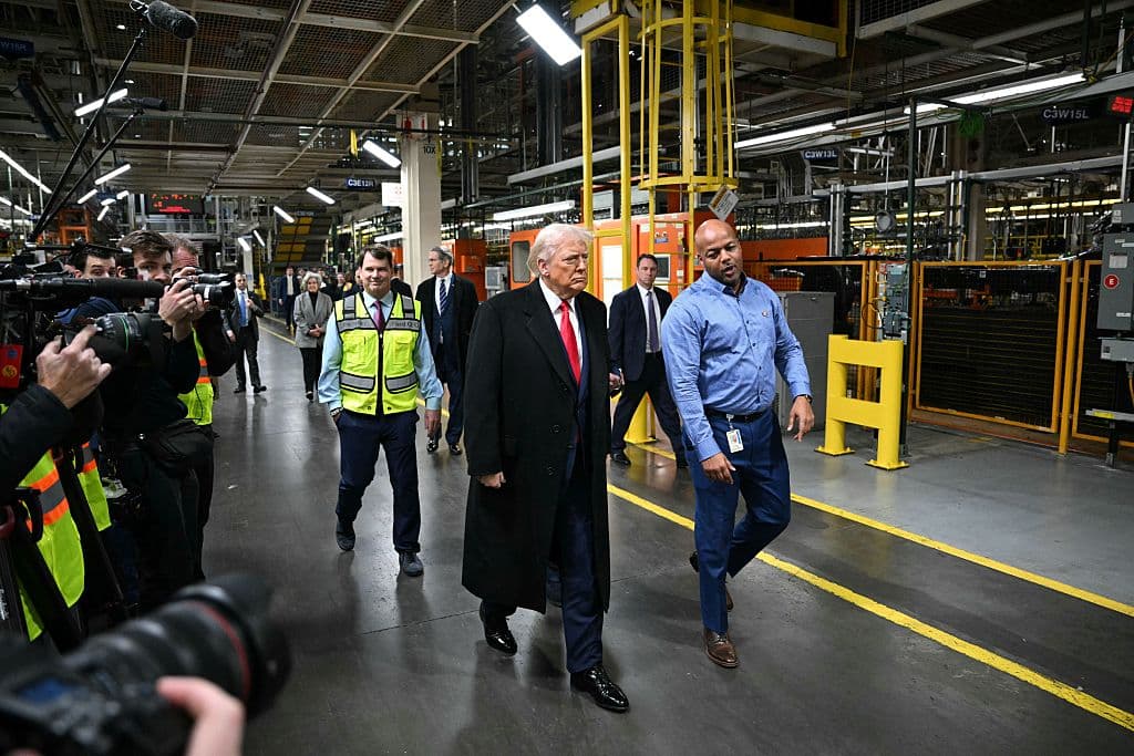 Trump atribuye a los aranceles "éxito increíble" en visita a Detroit