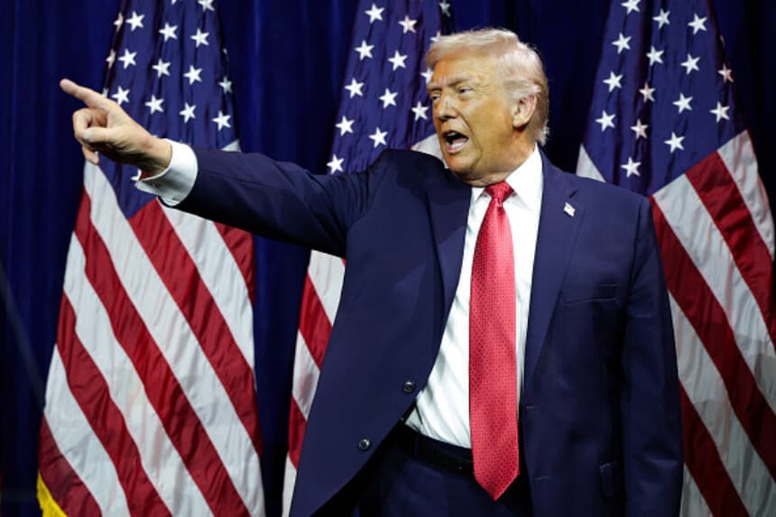 El presidente de los Estados Unidos, Donald Trump, se marcha tras intervenir en una reunión de los republicanos de la Cámara de Representantes celebrada en el Centro John F. Kennedy para las Artes Escénicas el 6 de enero de 2026 en Washington D. C. Los republicanos de la Cámara de Representantes debatirán su agenda legislativa para 2026 en la reunión. (Foto de Alex Wong/Getty Images).