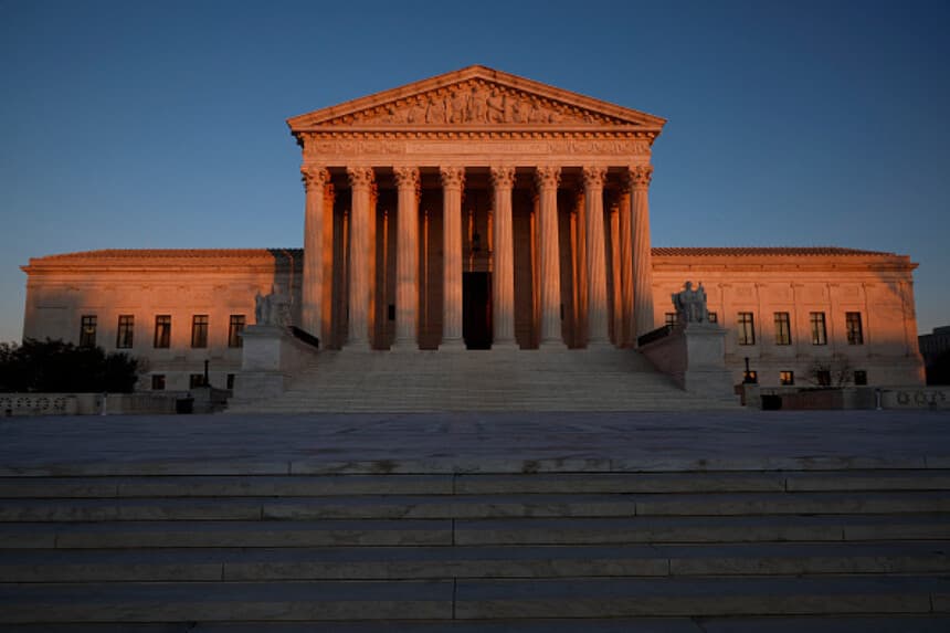 El edificio de la Corte Suprema de los Estados Unidos el día en que se informó que el juez asociado Stephen Breyer se jubilaría pronto, el 26 de enero de 2022, en Washington, D.C. Nombrado por el presidente Bill Clinton, Breyer ha estado en la corte desde 1994. Su jubilación crea una oportunidad para el presidente Joe Biden, quien ha prometido nominar a una mujer negra como su primera elección para la corte más alta del país. (Foto de Chip Somodevilla/Getty Images).