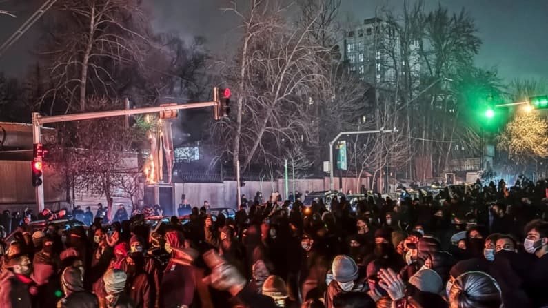 Jefe del Poder Judicial iraní anticipa juicios rápidos y castigos expeditos mientras continúan protestas