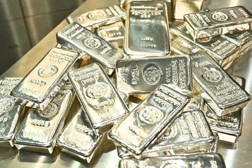 Lingotes de plata apilados en la sala de cajas de seguridad de la casa de oro Pro Aurum en Múnich, el 10 de enero de 2025. (Angelika Warmuth/Reuters).