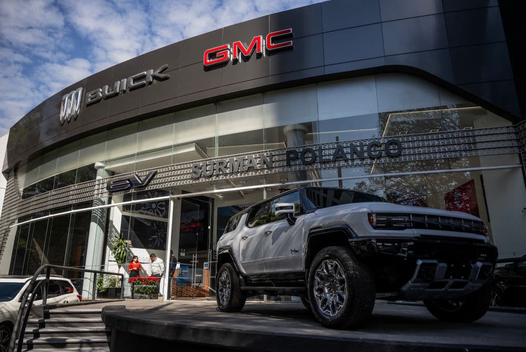 GM anuncia inversión de 1000 millones de dólares y ratifica que seguirá en México