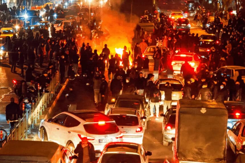 Personas reunidas durante una protesta en Teherán, Irán, el 8 de enero de 2026. (Anónimo/Getty Images)