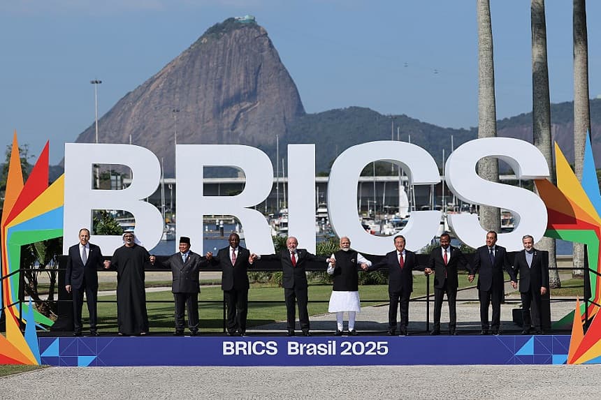 El ministro de Relaciones Exteriores de Rusia, Sergey Lavrov; el presidente de los Emiratos Árabes Unidos, Sheikh Mohamed bin Zayed al-Nahyan; el presidente de Indonesia, Prabowo Subianto; el presidente de Sudáfrica, Cyril Ramaphosa; el presidente de Brasil, Luiz Inácio Lula da Silva; el primer ministro de la India, Narendra Modi; el primer ministro de China, Li Qiang; el primer ministro de Etiopía, Abiy Ahmed; el primer ministro de Egipto, Mostafa Madbouly, y el ministro de Relaciones Exteriores de Irán, Abbas Araghchi, posan para la foto de familia como parte de la Cumbre del BRICS 2025 en el Museo de Arte Moderno el 6 de julio de 2025 en Río de Janeiro, Brasil. (Wagner Meier/Getty Images)