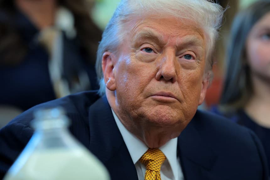 El presidente de Estados Unidos, Donald Trump, observa durante un evento de firma de proyectos de ley con productores lecheros en el Despacho Oval de la Casa Blanca el 14 de enero de 2026 en Washington, DC. (Anna Moneymaker/Getty Images)